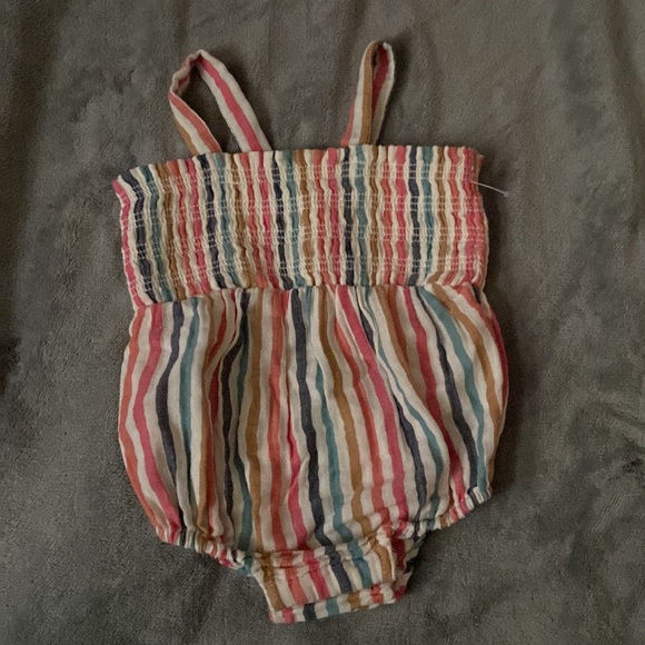 Old Navy Baby Girls Smocked Bodice Romper Size 6-12 Months - Picture 4 of 4